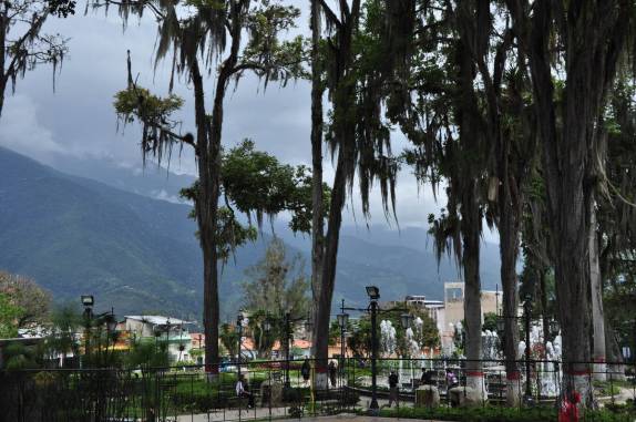 Um belo visual de Mérida, na Venezuela, e das montanhas que a cercam, as mais altas do país